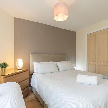 Dicksonfield Quiet Central Family Apartment With Parking エディンバラ エクステリア 写真