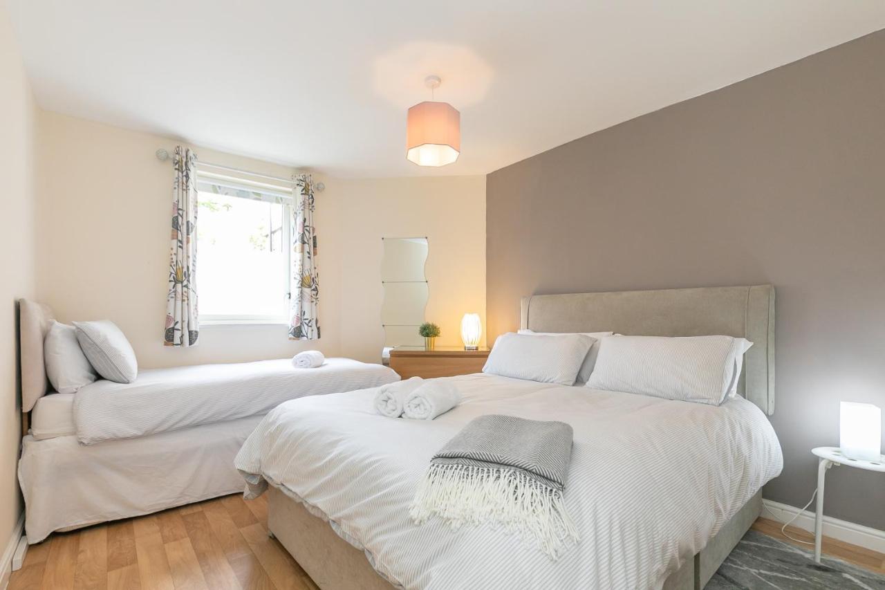 Dicksonfield Quiet Central Family Apartment With Parking エディンバラ エクステリア 写真