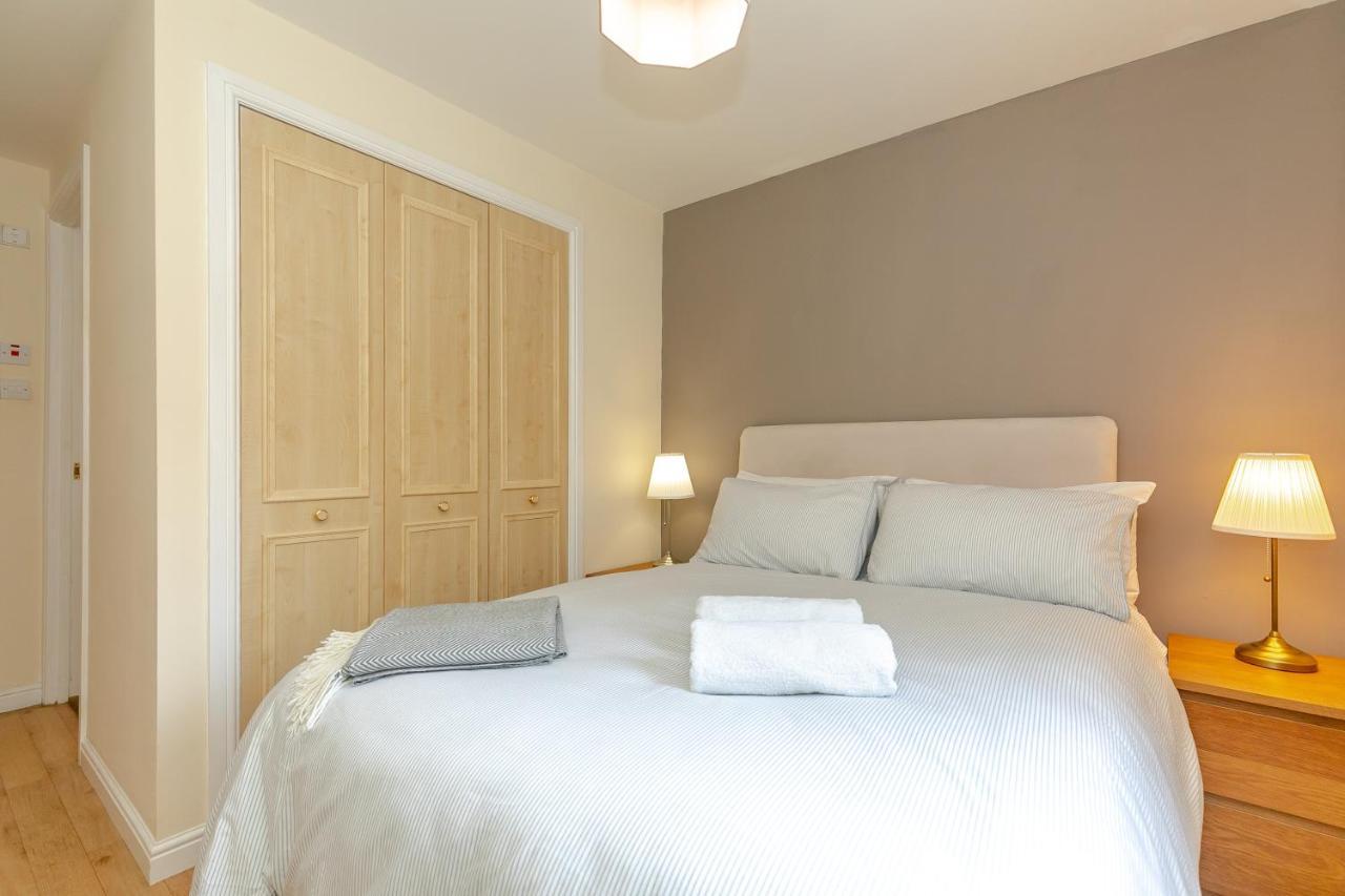 Dicksonfield Quiet Central Family Apartment With Parking エディンバラ エクステリア 写真