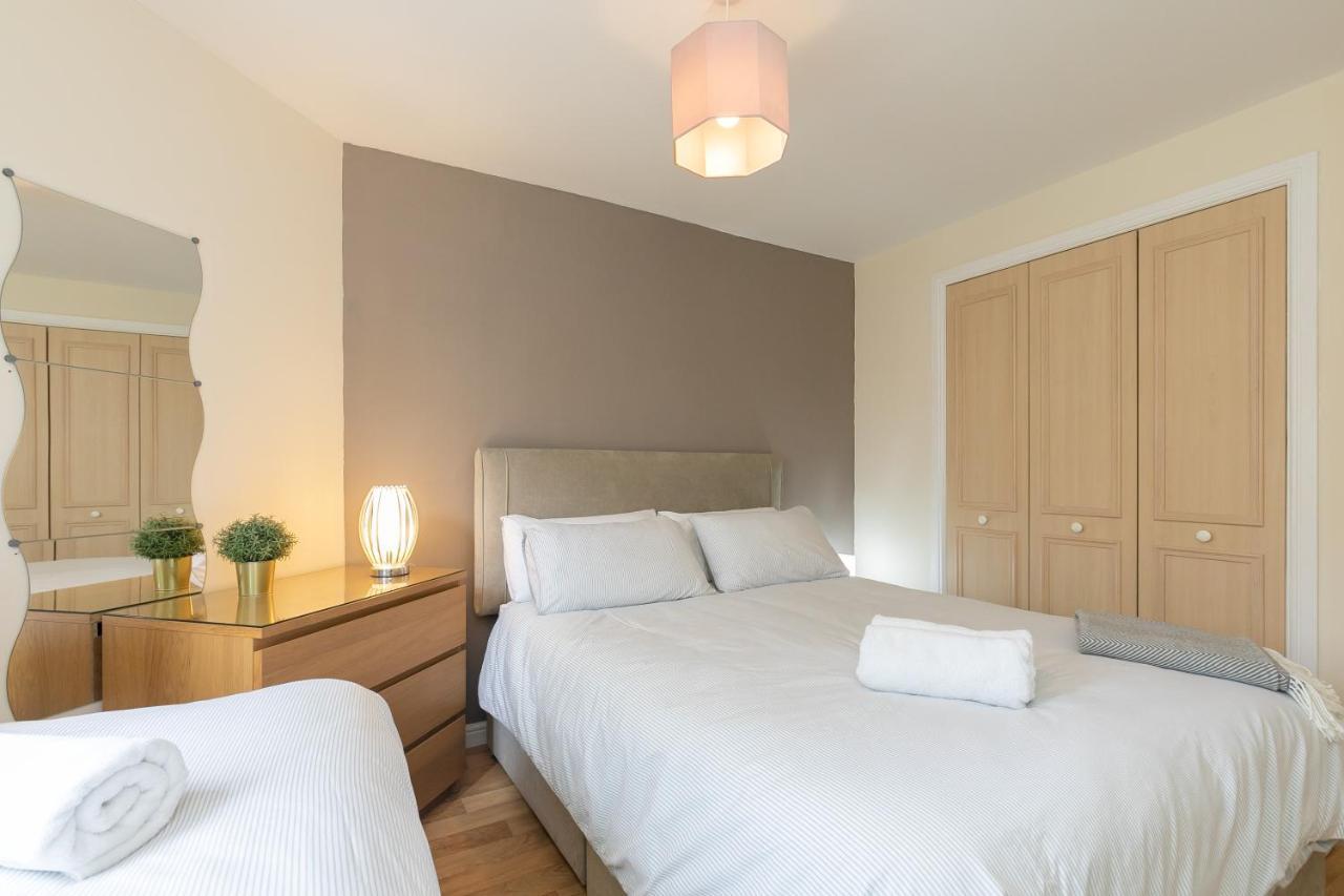 Dicksonfield Quiet Central Family Apartment With Parking エディンバラ エクステリア 写真